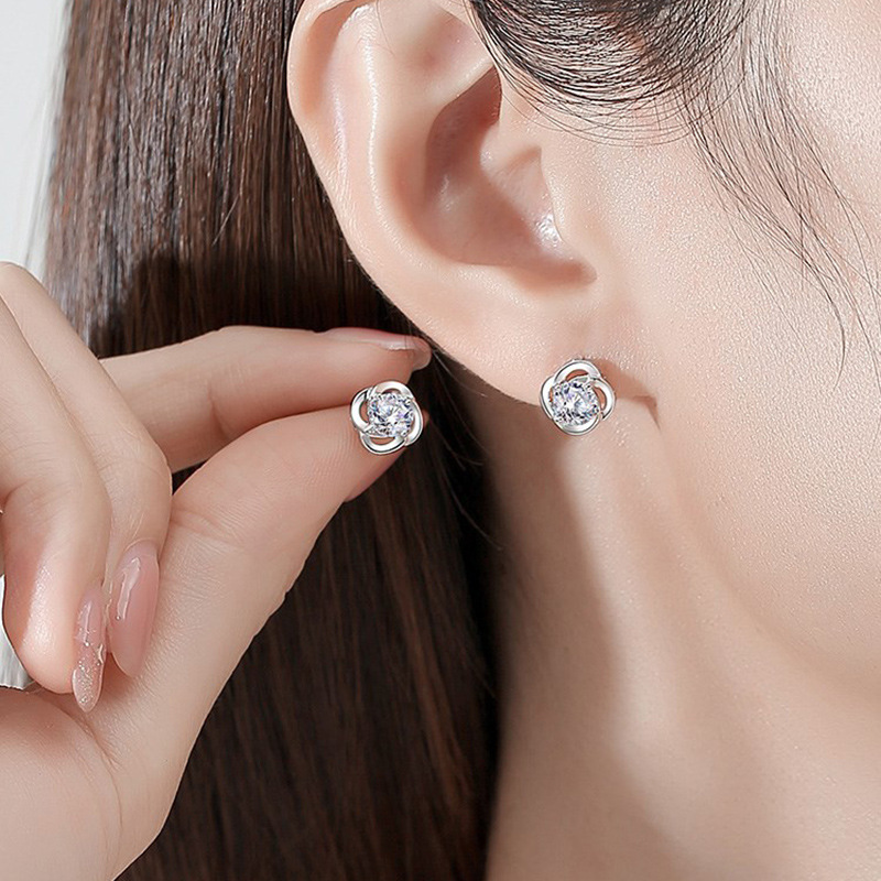 0.5Ct Moissanite Diamond Four-Leaf Colver Earrings